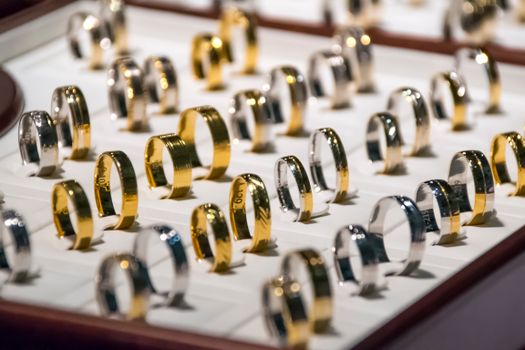 Gold vs Silver Belly Rings – Which is Right for You?