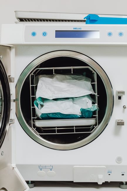 Medical sterilizer machine with sealed sterilized packages