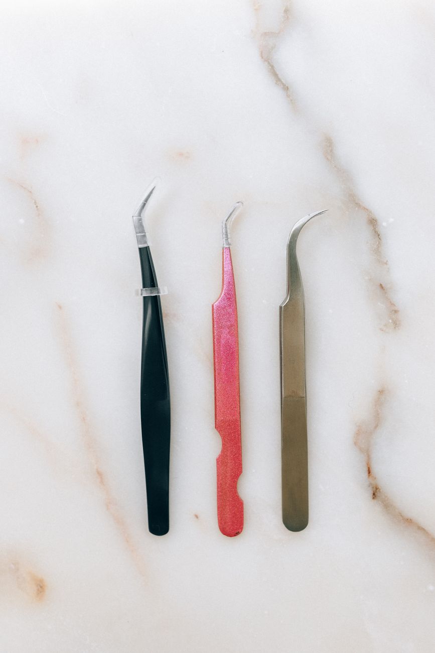 Set of tweezers useful for handling small jewelry parts